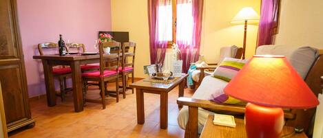 Televisión y chimenea