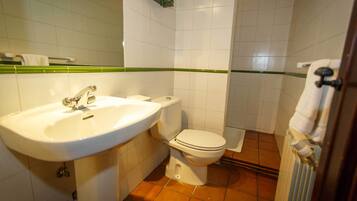 Douche, sĂšche-cheveux, serviettes fournies, savon