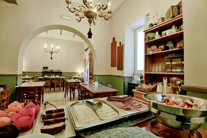 Free daily continental breakfast - Maria Giovanna Guest House (Zebbug)