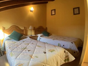 2 dormitoris, planxa i posts de planxar, wifi i roba de llit