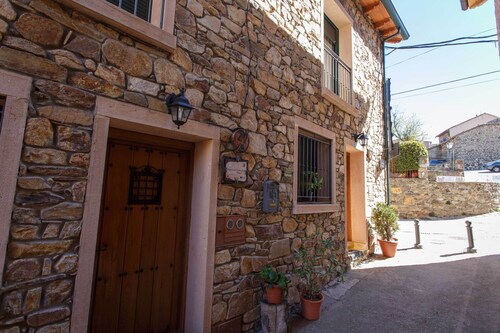 Beautiful little house for even with fireplace in Braojos