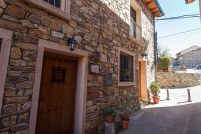 Beautiful little house for even with fireplace in Braojos