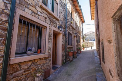 Beautiful little house for even with fireplace in Braojos