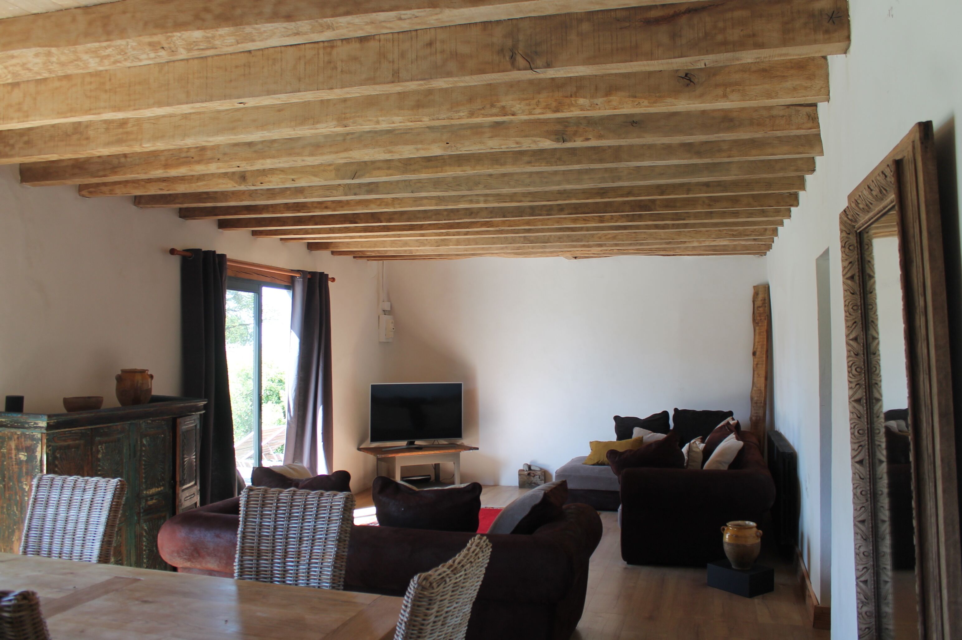 TV connectée, livres, chaîne hi-fi