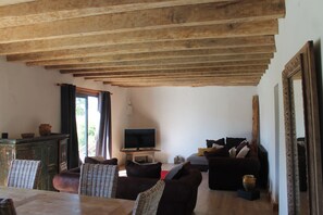 Smart-TV, bøker og stereoanlegg