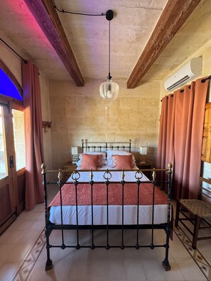 Habitación doble Confort, hidromasaje, vista al jardín | Escritorio y espacio para trabajar con laptop 