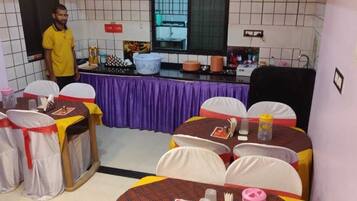 Desayuno buffet diario (INR 100 por persona)