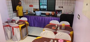Desayuno buffet (INR 100 por persona)