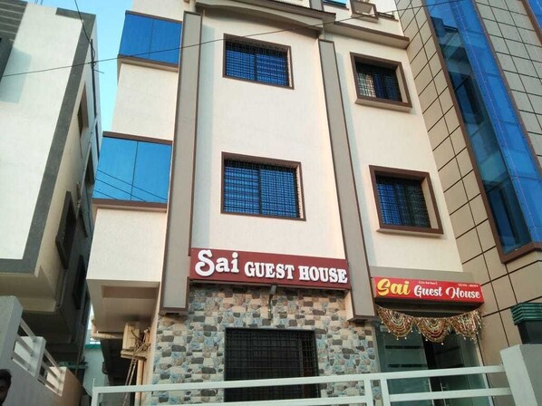 A building with a sign reading "Sai Guest House" on the facade. - Sai Guest House (Nagpur)