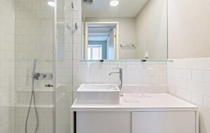 Hiustenkuivaaja, pyyhkeet, sampoo, vessapaperi