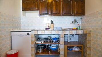 Basic Apartment | Private kitchen | Fridge, stovetop, cookware/dishes/utensils, freezer