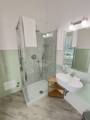 Doppelzimmer, Bergblick (Sorrento) | Badezimmer | Dusche, Haartrockner, Bidet, Handtücher