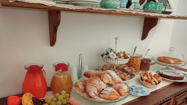 Breakfast buffet - B&B Il Vialetto (Castellammare di Stabia)