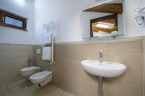 Classic Triple Room (Capri) | Bathroom | Towels - Il Ritrovo degli dei (Agerola)
