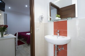 Chambre triple classique, 1 chambre (Agerola) | Salle de bain | Serviettes fournies