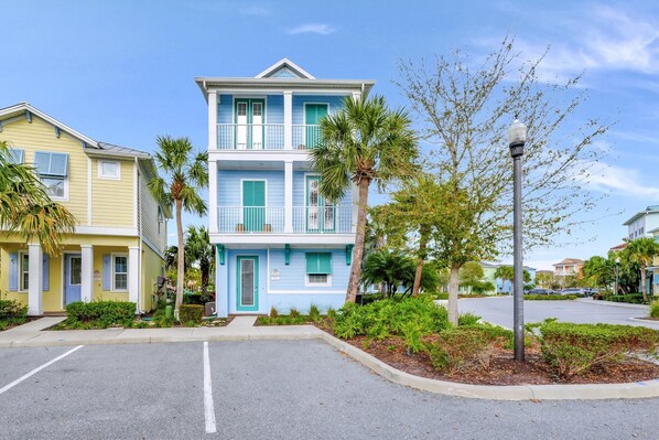 Exterior - Seas the Day Cottage near Disney with Margaritaville Resort & Island H2O Access. (Kissimmee)