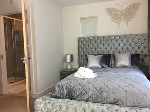 2 bedrooms, soundproofing, free WiFi, bed sheets