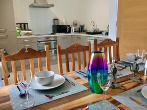 Kylskåp, mikrovågsugn, vattenkokare och grytor/köksredskap