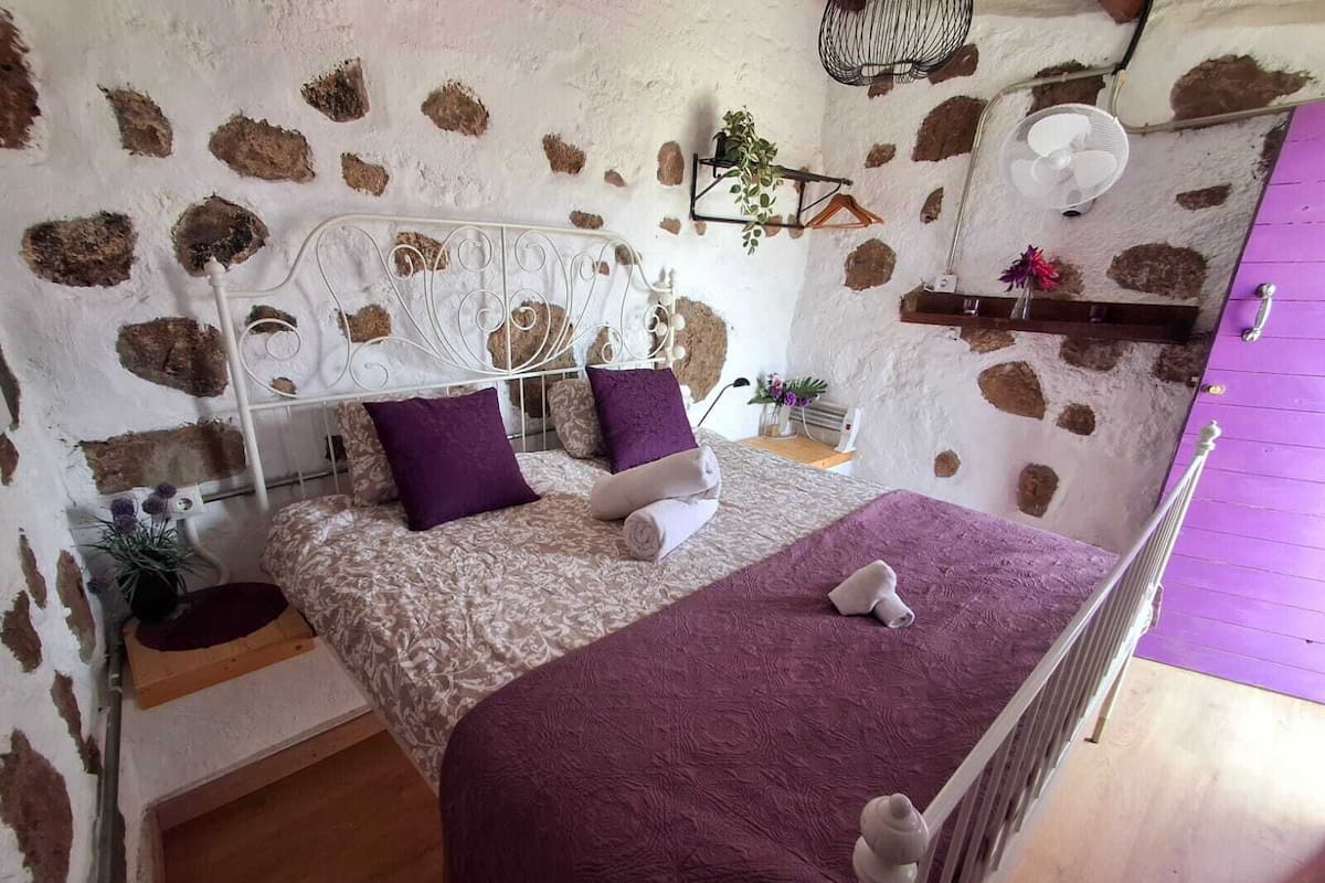 Habitación doble estándar, 1 cama matrimonial, para no fumadores, baño compartido | Ropa de cama hipoalergénica, edredón y ropa de cama