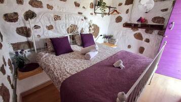 Habitación doble estándar, 1 cama matrimonial, para no fumadores, baño compartido | Ropa de cama hipoalergénica, edredón y ropa de cama