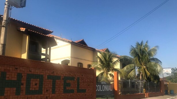 Hotellin sisäänkäynti, jonka yhteydessä on tiiliseinä, jossa lukee suurilla kirjaimilla ”HOTEL” ja erillinen kyltti, jossa lukee ”HOTEL COLONIAL”.