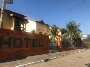 Entrada de un hotel con un muro de ladrillo que muestra 
