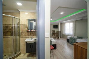 Buồng tắm vòi sen, máy sấy tóc, dép đi trong nhà, khăn tắm 
