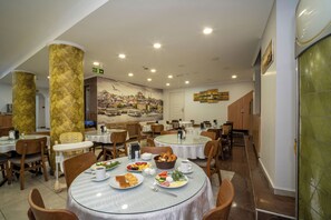Free daily buffet breakfast - Hotel Simper (Istanbul)
