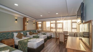 标准四人房 | 客房内保险箱、隔音、熨斗/熨板、免费 WiFi