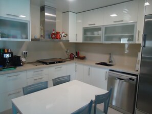 Refrigerador, microondas, horno y lavavajillas 