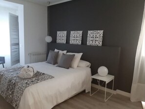 2 habitaciones y tabla de planchar con plancha 