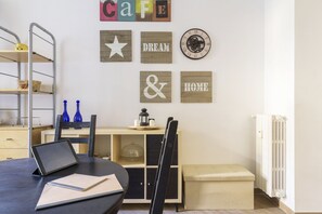 Apartment, 2 Schlafzimmer | Essbereich im Zimmer
