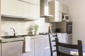 Apartment, 2 Schlafzimmer | Eigene Küche | Großer Kühlschrank, Mikrowelle, Ofen, Herdplatte