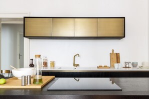 Refrigerador con freezer, microondas, horno, placa de cocina