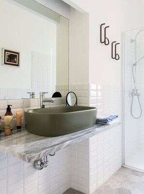 Apartamento, 2 quartos | Pia do banheiro