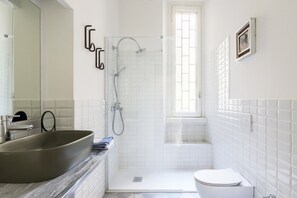 Apartment, 2 Bedrooms | Bathroom | Shower, rainfall showerhead, free toiletries, hair dryer