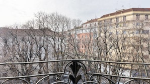 A view of a cityscape with buildings and bare trees. - Morgagni Master Guest apartment (Milan)