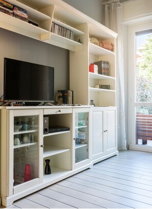 Appartamento, 1 camera da letto | Area soggiorno | TV a schermo piatto