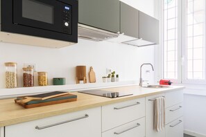 Lejlighed - 1 soveværelse | Privat køkken | Køleskab/fryser i fuld størrelse, mikrobølgeovn, ovn, kogeplade