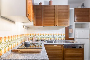 Apartamento, 2 habitaciones | Cocina privada | Frigorífico grande, microondas, horno y placa de cocina
