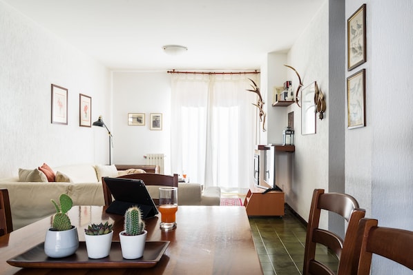 Apartamento, 2 habitaciones | Servicio de comidas en la habitación