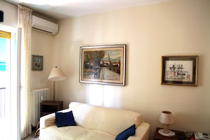 Apartment, 2 Bedrooms | Living area