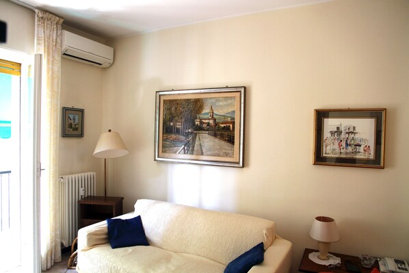 Appartement, 2 chambres | Aire de séjour | Téléviseur à écran plat