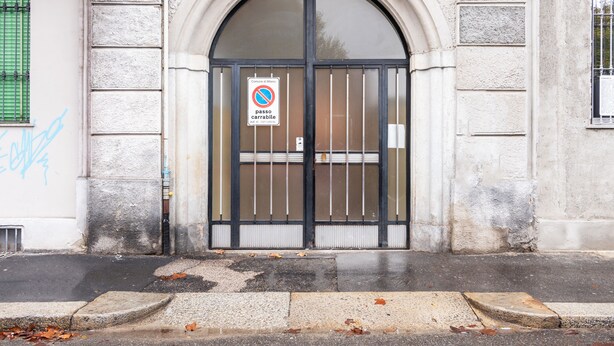 A building entrance with a no parking sign, a gated door, and a number '49' on the wall. - Asso Master Guest apartment (Milan)