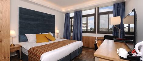 Deluxe tweepersoonskamer | Een minibar, een kluis op de kamer, een bureau, verduisterende gordijnen