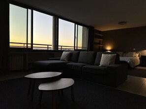 Smart TV - SPECTACULAR LOFT MADRID NORTE PARKING AND BREAKFAST (Madrid)