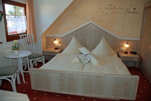 Chambre Confort double | Literie hypoallergénique, minibar, fer et planche à repasser