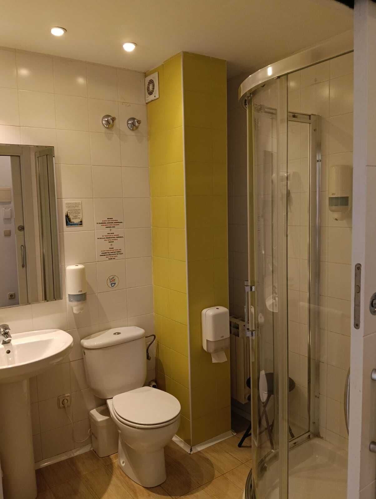 Ein Badezimmer mit Waschbecken, Toilette und Duschkabine.