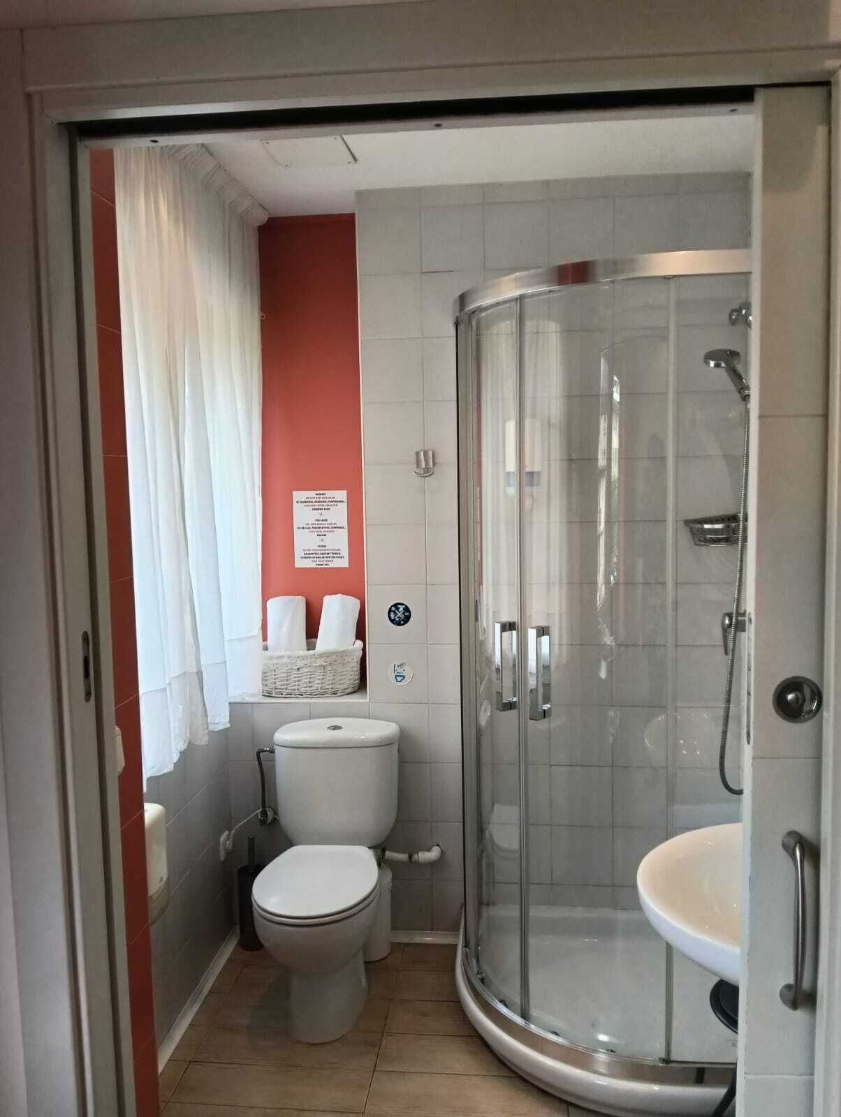 Deluxe tweepersoonskamer | Badkamer | Een douche, gratis toiletartikelen, een haardroger, handdoeken
