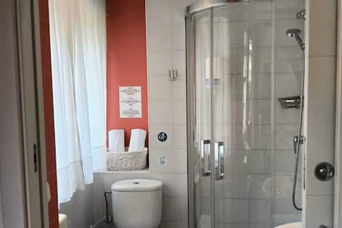 Deluxe Double Room | Bathroom | Shower, free toiletries, hair dryer, towels
